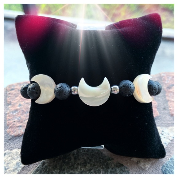 Genuine mother of pearl moon oil diffuser bracelet - Picture 1 of 6